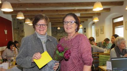 Bild: ubb
Dr. Annemarie Schraml (links) freute sich sehr über die große Spende, die ihr Gudrun Brill vom MGH und von den Frühstücksgästen überreichen konnte.