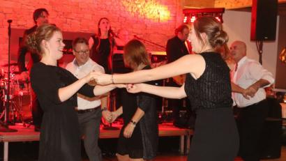 Bild: mfh
Rock 'n' Roll - ein Spezialgebiet der Band Remix. Aber auch der Gäste beim Gastronomenball.