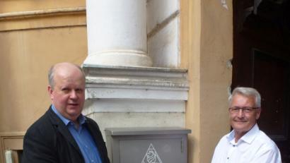 Bild: exb
ÖDP-Landesvorsitzender Klaus Mrasek und Michael Birner bringen Unterschriften für das Volksbegehren „Rettet die Bienen“ zum Einwohneramt der Stadt.