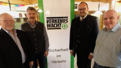 Bild: le
Sie stellen bei den Verkehrswachten im Landkreisgebiet die Weichen ( von links) Hans Bescher ESB, Hans Messer VOH, Landrat Andreas Meier und Tobias Wirth NEW.
