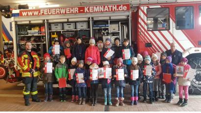 Bild: mde
Brandschutzerzieher und Kreisbrandinspektor Otto Braunreuther (hinten rechts) sowie Feuerwehrmann Daniel Merkl (links) zeigen den Grundschülern die Ausrüstung der Kemnather Feuerwehr und das richtige Verhalten bei ein Notfall. Am Ende gibt es für sie alle Urkunden.
