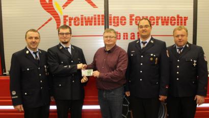 Bild: soj
Die Verantwortlichen der Feuerwehr freuten sich über die Spende für die Jugendarbeit (von links): Kommandant Gerhard Horn, Jugendwart Stefan Wartinger, Fördermitglied Hermann Krisch, stellvertretender Vorsitzender Florian Pöllath, Vorsitzender Thomas Pelzer.