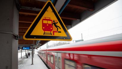 Bild: Daniel Karmann/dpa
Ein Schild warnt am Bahnsteig des S-Bahnhofs Frankenstadion in Nürnberg vor der Gefahr, auf die Schienen zu fallen. Nach einem Streit sind am vergangenen Samstag zwei Jugendliche ins Gleisbett gestürzt und von einem Zug überrollt worden.