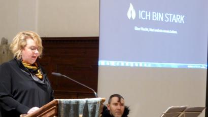 Bild: fsb
Dekanatsfrauenpfarrerin Nadine Schneider eröffnet die Vernissage zur Ausstellung „Starke Frauen“