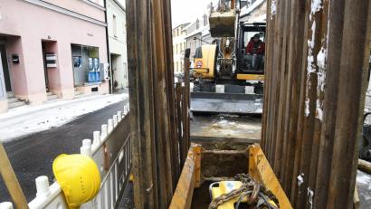 Bild: Petra Hartl
In der Oberen Nabburger Straße laufen derzeit die Restarbeiten, die wegen der Winterpause unterbrochen werden mussten. Sie dauern aber nur bis Ende nächster Woche, heißt es aus dem Rathaus.