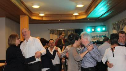 Bild: frd
Beim Feuerwehrball in Lind tanzten die Gäste munter zu den Klängen des Duos "Allerhand". Oldies, Schlager und „Boarische“ brachten Stimmung in den Saal.
