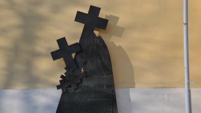 Bild: gi
Das alte Kriegerdenkmal mit den weinenden Frauen soll an der Aussegnungshalle am Friedhof angebracht werden. Bei der Kirchen-Außenrenovierung wurde das Turmkreuz als neues Kriegerdenkmal ersetzt.
