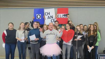 Bild: jzk
Mit einem französischen Song verabschiedete sich Jürgen Siegl vom aktiven Schuldienst in den Ruhestand.