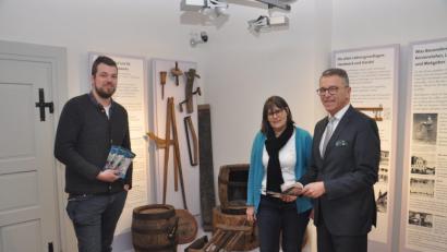 Bild: ws
Vielseitig und interessant gestaltet sich wieder das MQ-Jahresprogramm, das (von links) Museumsleiter Ludwig Bundscherer, Mitarbeiterin Petra Römer und Bürgermeister Franz Stahl jetzt vorstellten.