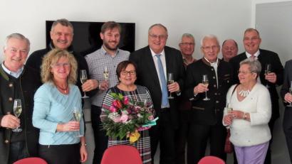 Bild: Dobmeier
Der CSU-Kreisverband Weiden und MdL Stephan Oetzinger (Zweiter von rechts) für den CSU-Kreisverband Neustadt/WN gratulierten Maria Schnurrer (mit Blumenstrauß), 3. Bürgermeister Lothar Höher (Siebter von links) und Stadtrat a. D. Hans Hiermaier (Sechster von rechts) zu ihren Geburtstagen.