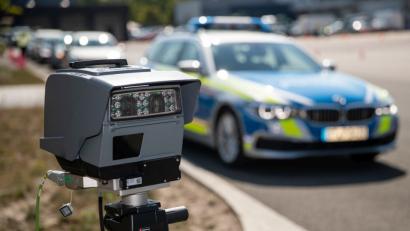 Bild: Daniel Karmann/dpa
Eine transportable automatisierte Kennzeichenerkennungs-Anlage (AKE) steht vor einem Polizeiauto.
