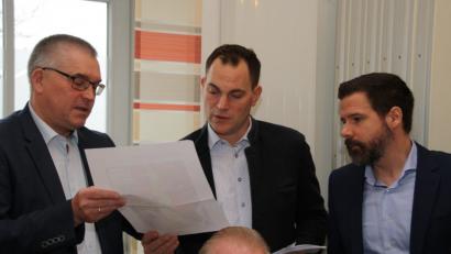 Bild: Christopher Dotzler
Der Pfreimder Bürgermeister Richard Tischler erklärte den Tennet-Vertretern Andreas Herath und Jörg Hüber (von links) seine Einwendungen.