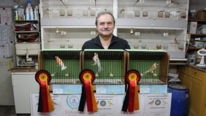 Bild: stg
Bei ihm piept’s gewaltig: Vogelzüchter Konrad Dötterl holt in drei Kategorien den Titel eines Deutschen Meisters.