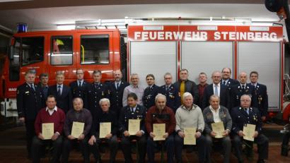Bild: sja
Für langjährige aktive Dienstzeiten oder jahrzehntelange Treue wurden zahlreiche Mitglieder der Feuerwehr Steinberg am See geehrt.