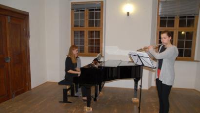 Bild: pop
Die jungen Nachwuchskünstler Doris Schwager (links) und Susanne Hiltl überzeugten bei der Wintermatinee im Hammerschloss.