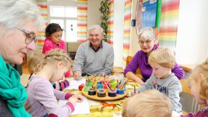 Bild: njn
Gemeinsam hatten Alt und Jung beim Großelterntag des evangelischen Kindergartens Regenbogen viel Spaß.