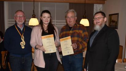 Bild: exb
Chorleiter Karl-Heinz Brand mit den geehrten Chormitgliedern Madeleine Schneider und Norbert Höfer sowie Pfarrer Robert Ploß (von links).