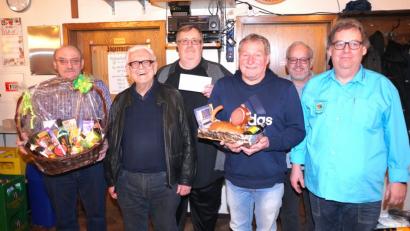 Bild: fvo
Die Preisträger Willi Würth, Adolf Sturm, Karl Wiendl und Trostpreis-Gewinner Reinhard Hübner (von links) freuen sich. Organisator Markus Schön und Siedlerchef Peter Schuch (Fünfter und Sechster von links) sind mit der Besucherzahl zufrieden.