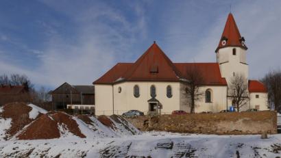 Bild: tr
Das Grundstück unterhalb der Kirche in Großkonreuth kaufte die Marktgemeinde und ließ das alte, marode Bauernhaus darauf abbrechen. An dieser Stelle würde sich in der Dorfmitte ein Dorfladen anbieten.