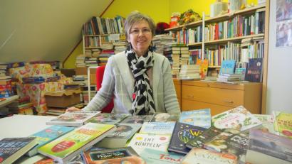 Bild: bl
Renate Stigler, Leiterin der Oberviechtacher Stadtbücherei stemmt sich mit gut platzierten und sorgfältig ausgewählten Büchern gegen den Trend zu Medien, in denen Gedrucktes kaum noch vorkommt.
