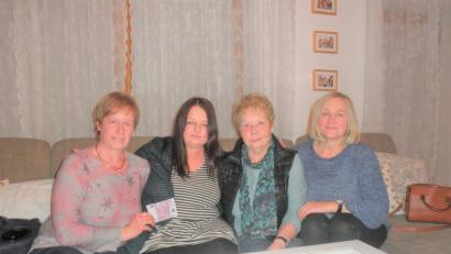 Bild: tu
Die Vertreterinnen des Frauenbunds übergeben eine Spende an Renate Tölzer (Zweite von links).