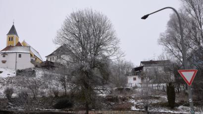 Bild: bö
Am Kirchberg in Allersburg soll eine Wohnanlage am Hang mit Tiefgaragen entstehen. Über die Bauvoranfrage diskutiert der Marktgemeinderat recht ausgiebig.