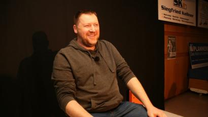 Bild: wro
Micha Herold weiß viel und von alldem erzählt er auch bei seinem Kabarettabend „Derf ma des?“ im Pullenreuther Schützenhaus.
