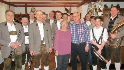 Bild: is
Andreas Anger mit seiner Ehefrau Martha inmitten der „Pressather Musikanten“. Dirigent Martin Wolf (4. Von links) und Vorsitzender Andreas Kiener (rechts) gratulierten zusammen mit allen Musikern.