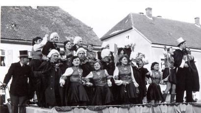 Archivbild: Sepp Strobl
Den größten Faschingszug ihrer Geschichte erlebt die Stadt laut Heimatpfleger Sepop Strobl 1952. Im Bild der damalige Elferrat mit der Prinzengarde.