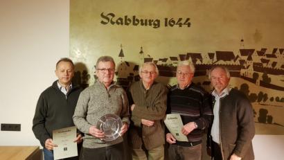 Bild: exb
Freude nach der Siegerehrung gab es bei Ulrich Peter (von links), Hubert Sorgenfrei, Willi Krieger, Werner Sack und Vorsitzenden Otto Stich.