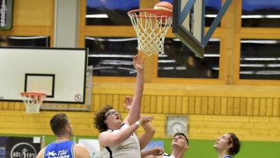 Archivbild: Hubert Ziegler
Alles Strecken half nichts, die BG Sulzbach-Rosenberg (Andre Wing beim Wurf, rechts Patrick Laramy) verlor beim TSV Neuötting mit 46:67.