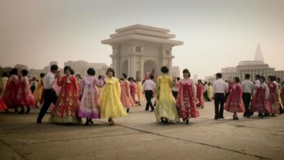Bild: Caporetto Film
Es sind die skurrilen und absurden Bilder, wie hier der Massentanz von Pärchen in Nordkorea, welche Ferstls Dokumentarfilm Ausdruckskraft verleihen.
