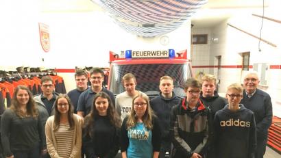 Bild: exb
Früh übt sich. Die Jugendfeuerwehr darf sich im gewissen Rahmen selbst verwalten. Dazu wählen die Mitglieder ihre Führungsriege: (von links) Anne-Marie Zaus, Andreas Schlicht, Veronika Schlicht, Sebastian Heser, Maximilian Horn, Thea Ferber, Ralf Schreyer, Lisa-Marie Schlicht, Johannes Porst, Felix Siebeneichner, Jonas Etterer, Jonas Schlicht und zweiter Bürgermeister Josef Hecht.