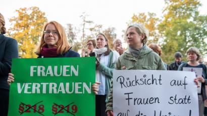 Bild: Silas Stein/dpa
Frauen halten bei einer Kundgebung vor Beginn eines Berufungsprozesses gegen die Gießener Ärztin Hänel am Landgericht Plakate. Mit einer Reform des Abtreibungsparagrafen 219a beschäftigt sich am Mittwoch das Bundeskabinett. Kritik am Gesetz kommt auch aus der Oberpfalz.