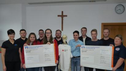Bild: flm
Die Junge Union Waldsassen und die Landjugend Kondrau übergaben jeweils 250 Euro an die Jugendwasserwacht und das Jugendrotkreuz.