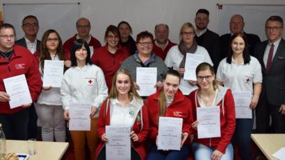 Bild: mde
Für 5, 10 und 15 Jahre Dienst beim BRK und in der Kemnather Bereitschaft erhalten 25 ehrenamtliche Rotkreuzler Spangen und Urkunden von Kreisvorsitzendem Franz Stahl, Kreisbereitschaftsleiter Christian Stahl und stellvertretendem Kreisgeschäftsführer Sven Lehner (hinten, von rechts). Auch Bürgermeister Werner Nickl (Zweiter von links) gratuliert.