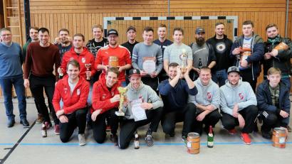 Bild: bsc
Zweiter Bürgermeister Oskar Schuster (links) gratulierte der Siegermannschaft „TuS laufender Hahn“ (vorne) des achten Fußball-Hallenturniers. Seine Glückwünsche galten auch den Vertretern der weiteren Teams zu den erreichten Platzierungen.