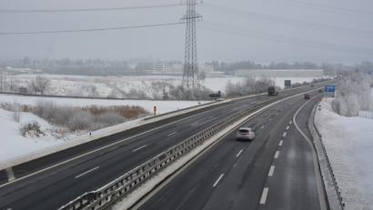 Bild: jr
Nach wie vor gibt es trotz gegenteiliger Aussagen von Behördenseite Hoffnungen in Mitterteich, dass die geplante Gleichstromtrasse (Süd-Ost-Link) entlang der A93 entstehen kann. Im Hintergrund ein Mast und Leitungen des bestehenden Ostbayernrings, der in den kommenden Jahren erneuert wird.
