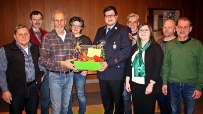 Bild: zer
Robert Spickenreuther (Dritter von links) feiert 70. Geburtstag mit (von rechts) Heribert Schiller, Mario Bäumler, Vanessa Bäumler, Otto Nachbauer, Lukas Neumann, Beate Spickenreuther, Georg Förster und Manfred Kraus.