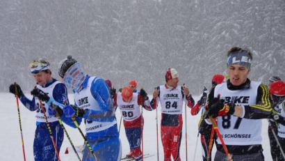 Bild: eib
Widrige äußere Bedingungen herrschen, als sich die Langläufer beim Anton-Flöttl-Gedächtnislauf am Sonntag zum Start aufstellen. Mit großem ehrenamtlichen Einsatz stemmen die Mitglieder des Wintersportvereins Schönsee diese Veranstaltung. Rechts im Bild der spätere Sieger Jonas Siegel vom gastgebenden WSV.