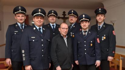 Bild: dob
Josef Winklmanns Leben war die Feuerwehr. Das wurde auch bei der Feier anlässlich des 70. Geburtstags überdeutlich. Die Pfrentscher Abordnung mit zweitem Kommandant Stefan Lang, erstem Kommandant Andreas Neuber und Vorsitzendem Thomas Müller gratulierten Josef Winklmann genauso wie die Böhmischbrucker Abordnung mit Vorsitzendem Reinhard Wiesent, Stellvertreter Richard Seegerer und Schriftführer sowie Jugendwart Bernhard Keck (von links).