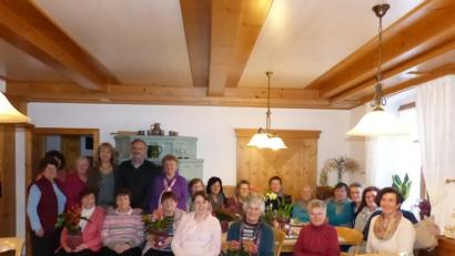 Bild: fm
Die Blumenschmuck-Garde in Eckeltshof: Stehend Vierte von links Bürgermeisterin Brigitte Bachmann, ganz rechts sitzend Ortsbäuerin Erika Loos.