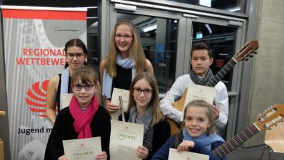 Bild: exb
Nur erste Preise gab es für Schüler der Musikschule Marktredwitz zusammen mit ihren teils überregionalen Spielpartnern. Carla Kleeberger (hinten links) erreichte die Höchstpunktzahl.