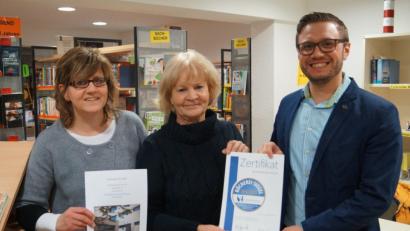 Bild: du
Strahlende Gesichter in der Gemeindebücherei: Bürgermeister Ernst Lenk übergibt Leiterin Marieluise Uebelacker das Zertifikat mit dem Bücherei-Siegel in Gold des Sankt-Michaelsbunds. Links Mitarbeiterin Annemarie Fink, die den Jahresbericht 2018 erstellt hat.
