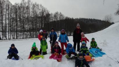 Bild: twg
Viel Spaß hatten die Kinder des SV Trevesen beim Schlittenfahren, hinten rechts Vorsitzende Beate Sporrer.