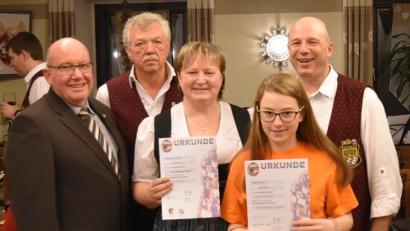 Bild: exb
Ehrungen bei der Stadtkapelle: Walter Obermeier wurde für 50 Jahre aktives Musizieren ausgezeichnet, die beiden Nachwuchsmusikerinnen Alicia Jäger und Nadja Gleixner wurden in das Orchester aufgenommen.