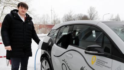 Bild: Wolfgang Steinbacher
Bild:
Geschäftsführer Maximilian Köckritz zeigt in Amberg, wie das Stromtanken beim E-Carsharing des Zweckverbandes Kommunale Verkehrsüberwachung funktioniert. In ein bis zwei Monaten soll auch in Neustadt ein Elektrowagen, wahrscheinlich ein Renault Zoe, für die Bürger bereit stehen.