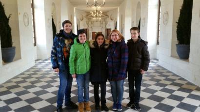 Bild: Madlen Raub/exb
Die Gregor-Mendel-Gymnasiasten in dem Loire-Schloss Chenonceau (von links): Sebastian Klopsch, Fabian Scheuerer, Violetta Kaiser, Viktoria Hummel und Tobias Salfetter.