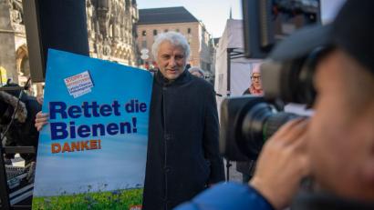 Bild: Lino Mirgeler/dpa
„Tatort“-Kommissar Udo Wachtveitl macht sich für das Volksbegehren „Rettet die Bienen“ stark.