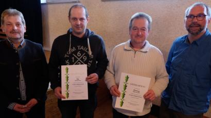 Bild: le
Die Waldbesitzer ehren langjährige Mitglieder. Von links: Vorsitzender Hans Meierhöfer, Gerhard Käs, Karl Einweg und Geschäftsführer Michael Bock.